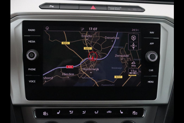 Volkswagen Passat 1.4 TSI Comfortline | Stoelverwarming | Trekhaak | Adaptive cruise | Climate control | Navigatie | Parkeerhulp | Bluetooth | DAB