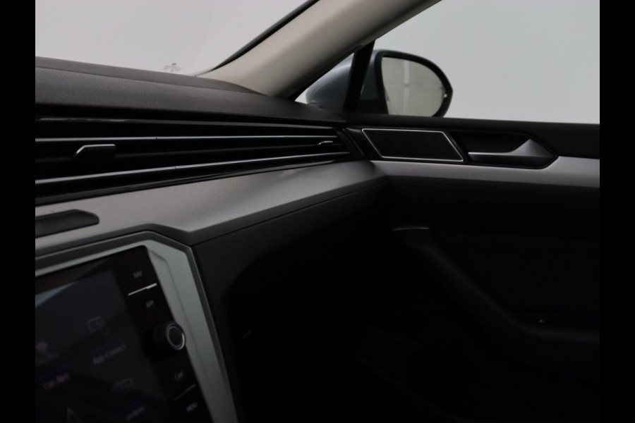 Volkswagen Passat 1.4 TSI Comfortline | Stoelverwarming | Trekhaak | Adaptive cruise | Climate control | Navigatie | Parkeerhulp | Bluetooth | DAB