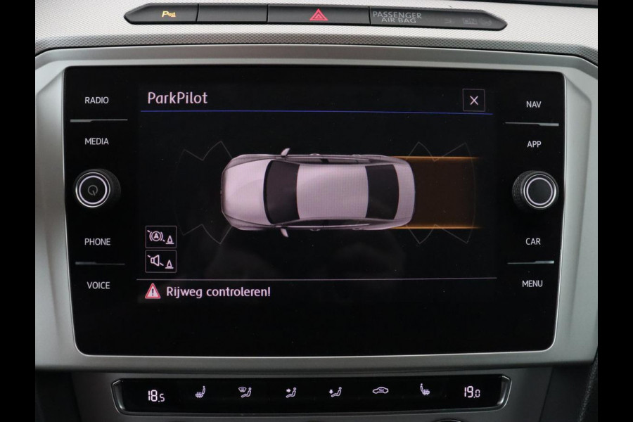 Volkswagen Passat 1.4 TSI Comfortline | Stoelverwarming | Trekhaak | Adaptive cruise | Climate control | Navigatie | Parkeerhulp | Bluetooth | DAB
