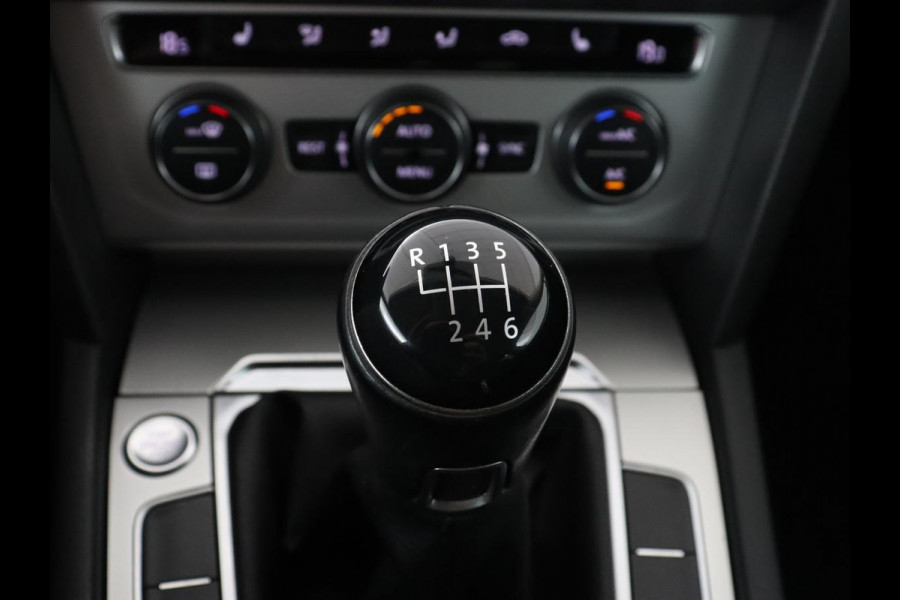 Volkswagen Passat 1.4 TSI Comfortline | Stoelverwarming | Trekhaak | Adaptive cruise | Climate control | Navigatie | Parkeerhulp | Bluetooth | DAB
