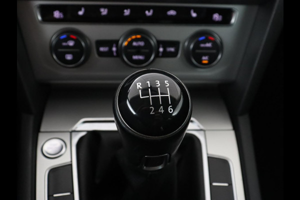 Volkswagen Passat 1.4 TSI Comfortline | Stoelverwarming | Trekhaak | Adaptive cruise | Climate control | Navigatie | Parkeerhulp | Bluetooth | DAB