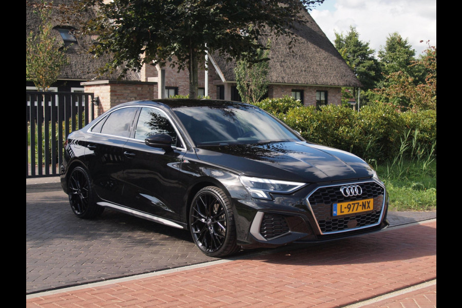 Audi A3 Limousine 35 TFSI S edition Dubbele S-line | Apple Carplay | Nederlandse Auto | Trekhaak |