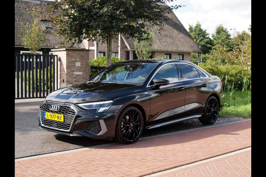 Audi A3 Limousine 35 TFSI S edition Dubbele S-line | Apple Carplay | Nederlandse Auto | Trekhaak |