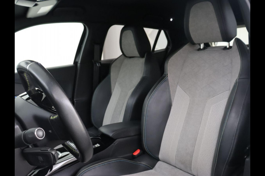 Peugeot e-2008 EV GT Pack 50 kWh | Stoelverwarming | Alcantara | Adaptive cruise | Camera | Carplay | Navigatie | Keyless | Digital Cockpit | Dodehoek detectie | Climate control