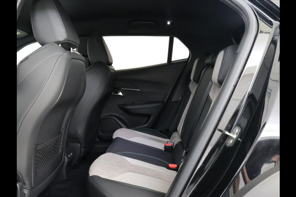 Peugeot e-2008 EV GT Pack 50 kWh | Stoelverwarming | Alcantara | Adaptive cruise | Camera | Carplay | Navigatie | Keyless | Digital Cockpit | Dodehoek detectie | Climate control