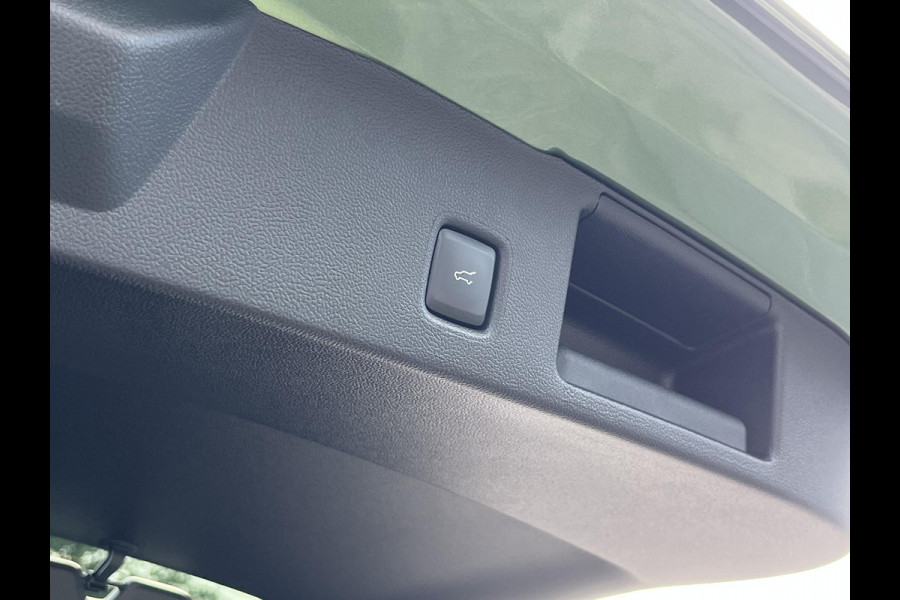 Ford Kuga 2.5 PHEV Active X Panoramadak | Winter Pack | Wegklapbare trekhaak | 19 inch lichtmetalen velgen | Reservewiel | Adaptieve Matrix LED koplampen met Coast to Coast | Prijs incl. 4.000 Ford voordeel