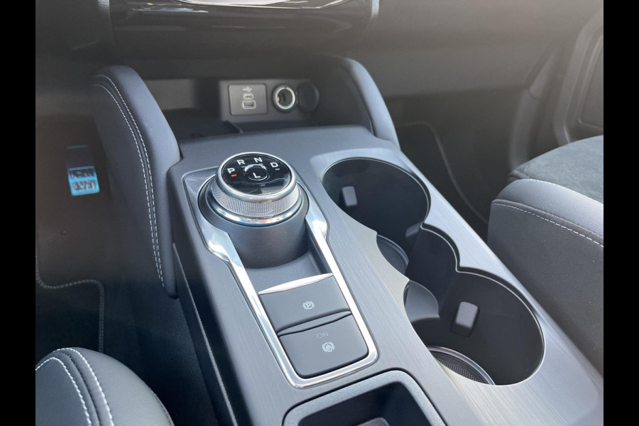 Ford Kuga 2.5 PHEV Active X Panoramadak | Winter Pack | Wegklapbare trekhaak | 19 inch lichtmetalen velgen | Reservewiel | Adaptieve Matrix LED koplampen met Coast to Coast | Prijs incl. 4.000 Ford voordeel