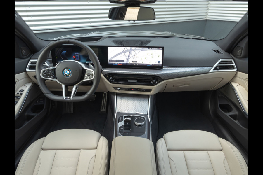 BMW 3 Serie Touring 330e xDrive M-Sport - Pano - Driving Ass Prof - Trekhaak - Head-up