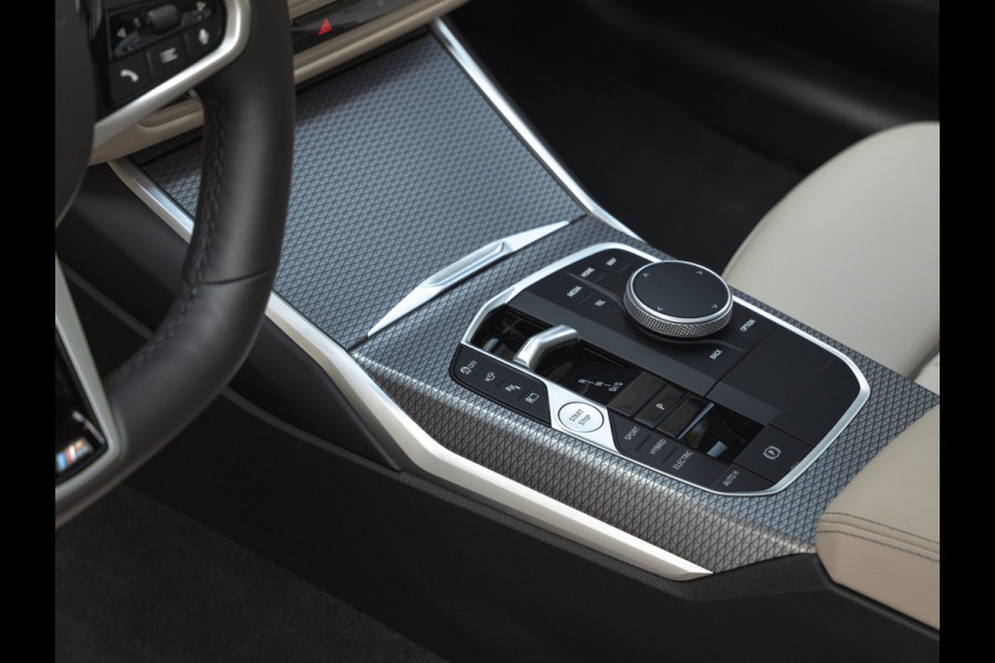 BMW 3 Serie Touring 330e xDrive M-Sport - Pano - Driving Ass Prof - Trekhaak - Head-up