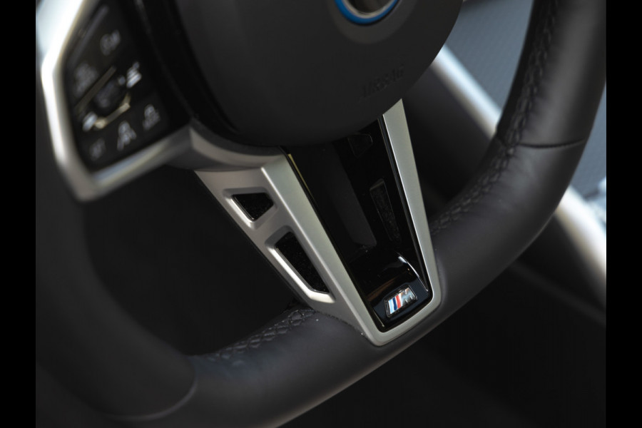 BMW 3 Serie Touring 330e xDrive M-Sport - Pano - Driving Ass Prof - Trekhaak - Head-up