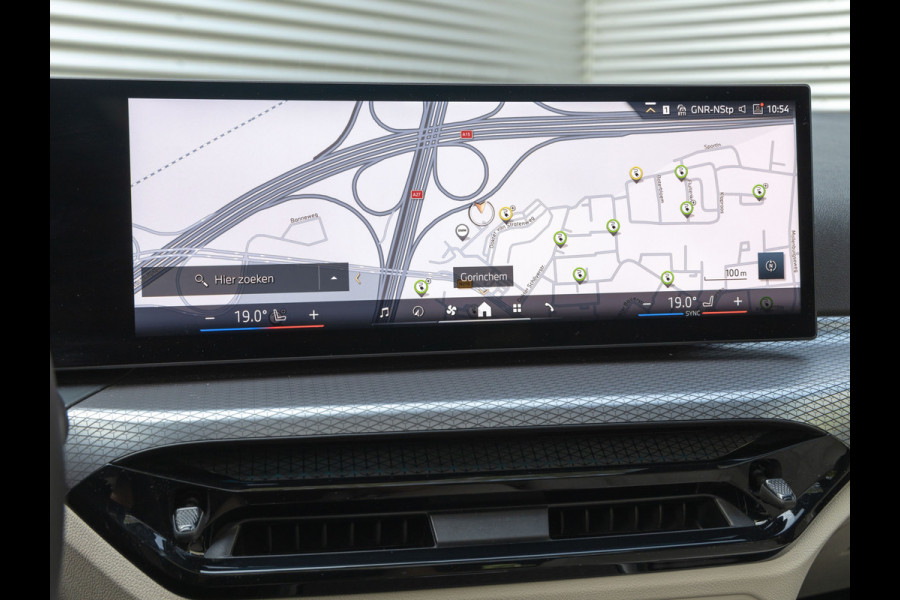 BMW 3 Serie Touring 330e xDrive M-Sport - Pano - Driving Ass Prof - Trekhaak - Head-up
