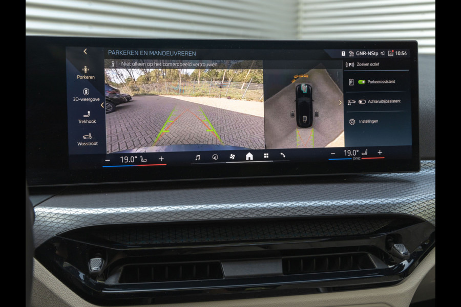 BMW 3 Serie Touring 330e xDrive M-Sport - Pano - Driving Ass Prof - Trekhaak - Head-up