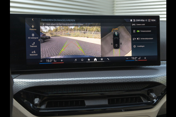 BMW 3 Serie Touring 330e xDrive M-Sport - Pano - Driving Ass Prof - Trekhaak - Head-up