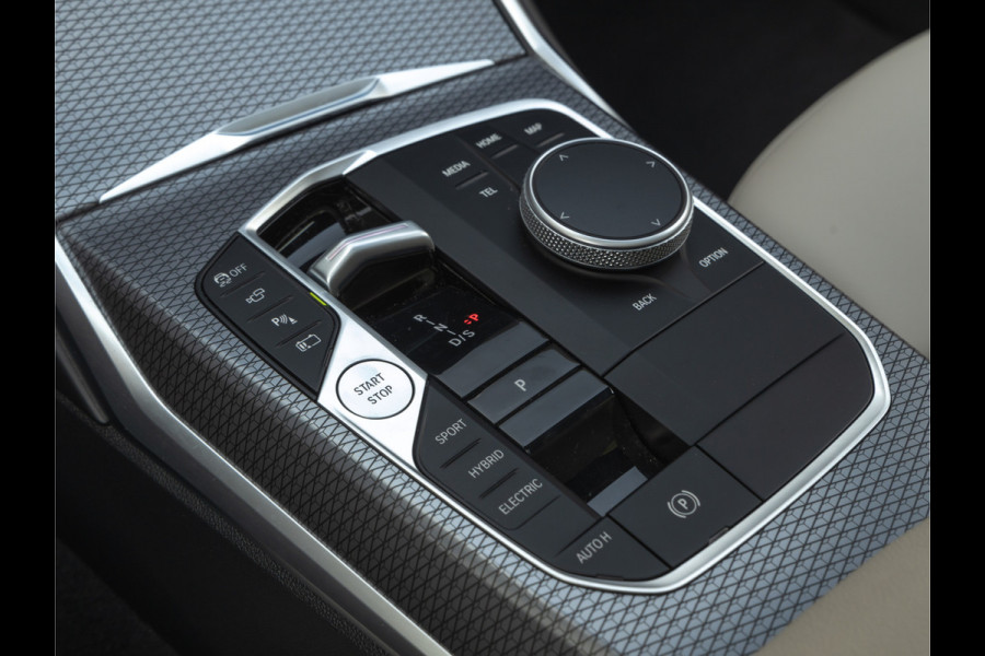 BMW 3 Serie Touring 330e xDrive M-Sport - Pano - Driving Ass Prof - Trekhaak - Head-up