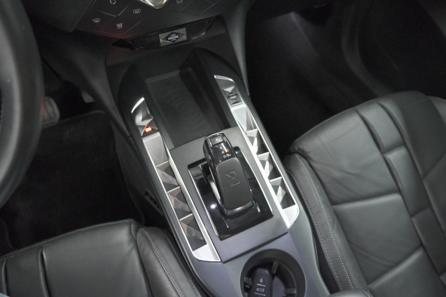 DS DS 3 Crossback 50 kwh e-Tense So Chic | Camera | Dodehoekdetectie | Head-Up Display | Apple Carplay | Stoelverwarming