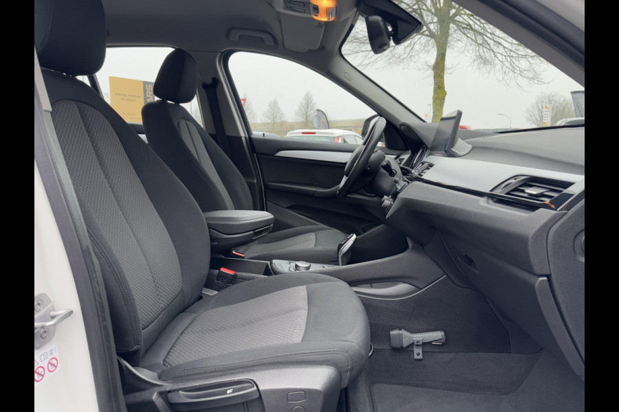 BMW X1 sDrive18i Executive Edition 2e Eigenaar,Navi,Clima,Cruise,PDC,Trekhaak,Head Up Display,Weinig KM,Dealer Onderhouden,N.A.P,APK tot 11-2025