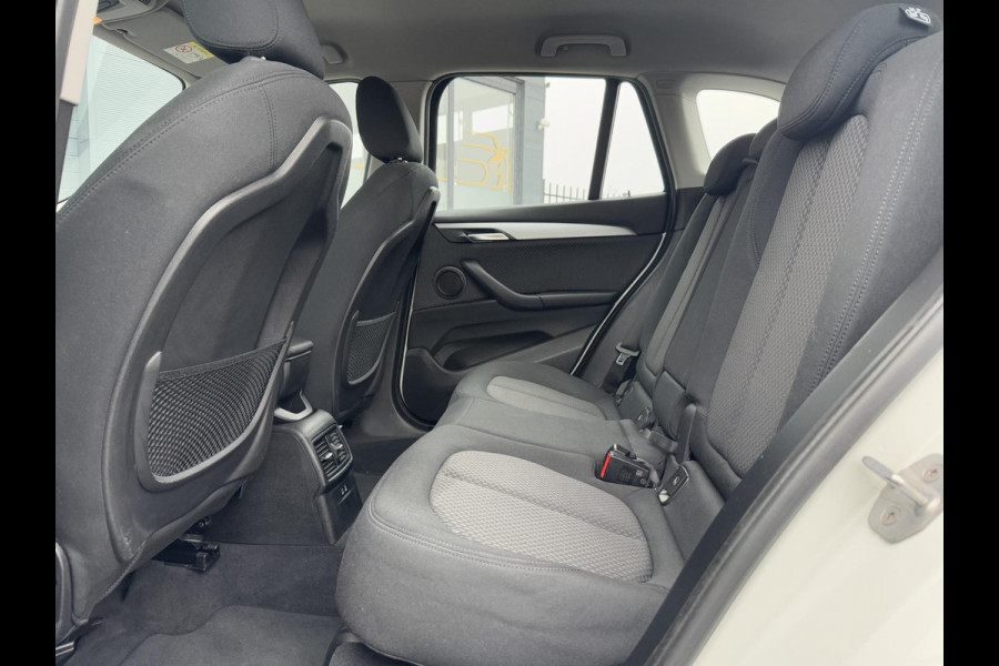 BMW X1 sDrive18i Executive Edition 2e Eigenaar,Navi,Clima,Cruise,PDC,Trekhaak,Head Up Display,Weinig KM,Dealer Onderhouden,N.A.P,APK tot 11-2025