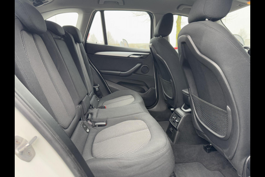 BMW X1 sDrive18i Executive Edition 2e Eigenaar,Navi,Clima,Cruise,PDC,Trekhaak,Head Up Display,Weinig KM,Dealer Onderhouden,N.A.P,APK tot 11-2025