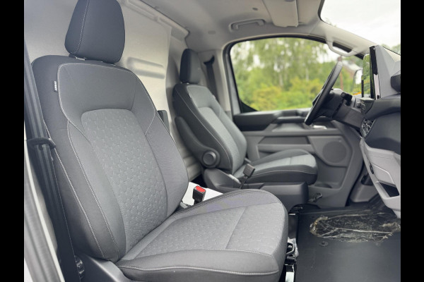 Ford E-Transit Custom 340 L2 Limited/Titanium 65 kWh / 218pk | SCI | Ford voorraad | Premium Lak: Grey Matter, Limited interieurbekleding, verwarmbare passagiersstoel (8-weg verstelbaar), centrale dubbele vergrendeling, 17 inch lichtmetalen velgen, Driver Assistance Pack, AGM Accu, BEV 3-fase oplaadkabel (mode 3, 32A, 10m) Vehicle Integration System Ford Voorraad