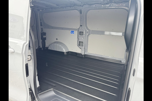 Ford E-Transit Custom 340 L2 Limited/Titanium 65 kWh / 218pk | SCI | Ford voorraad | Premium Lak: Grey Matter, Limited interieurbekleding, verwarmbare passagiersstoel (8-weg verstelbaar), centrale dubbele vergrendeling, 17 inch lichtmetalen velgen, Driver Assistance Pack, AGM Accu, BEV 3-fase oplaadkabel (mode 3, 32A, 10m) Vehicle Integration System Ford Voorraad