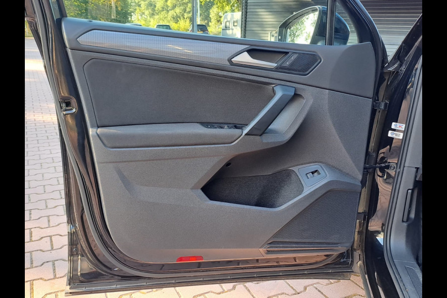 Volkswagen Tiguan 1.5 TSI Life Business | All-seasons | Trekhaak | Elek. klep | Stoelverwarming | Keyless  | Camera |