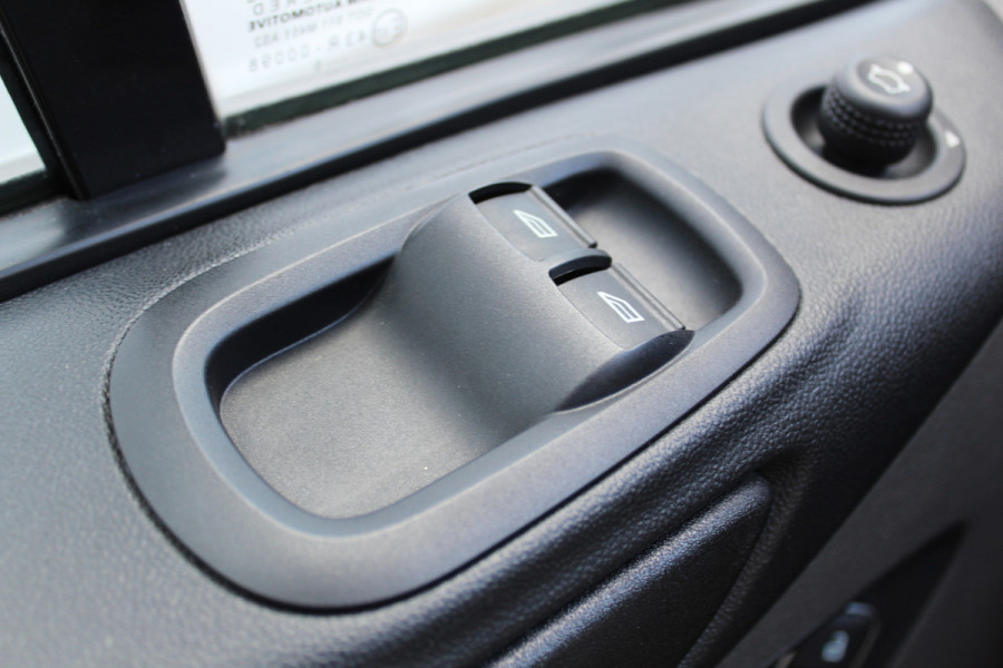 Ford Transit Custom 300 2.0-130pk TDCI L1H1 Trend Dubb. cabine. Trekhaak, Airco, Stoelverwarming, Cruise Control, Multimediascherm met navi en apple/android carplay, Chrome Blue