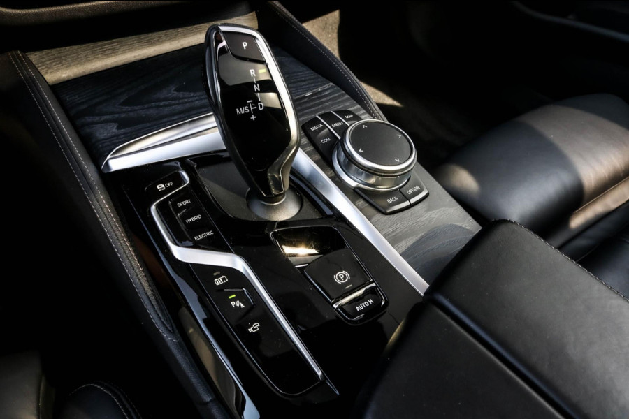 BMW 5 Serie Touring 530e xDrive M-SPORT - PANO - TREKHAAK - HARMAN - SOFTCLOSE
