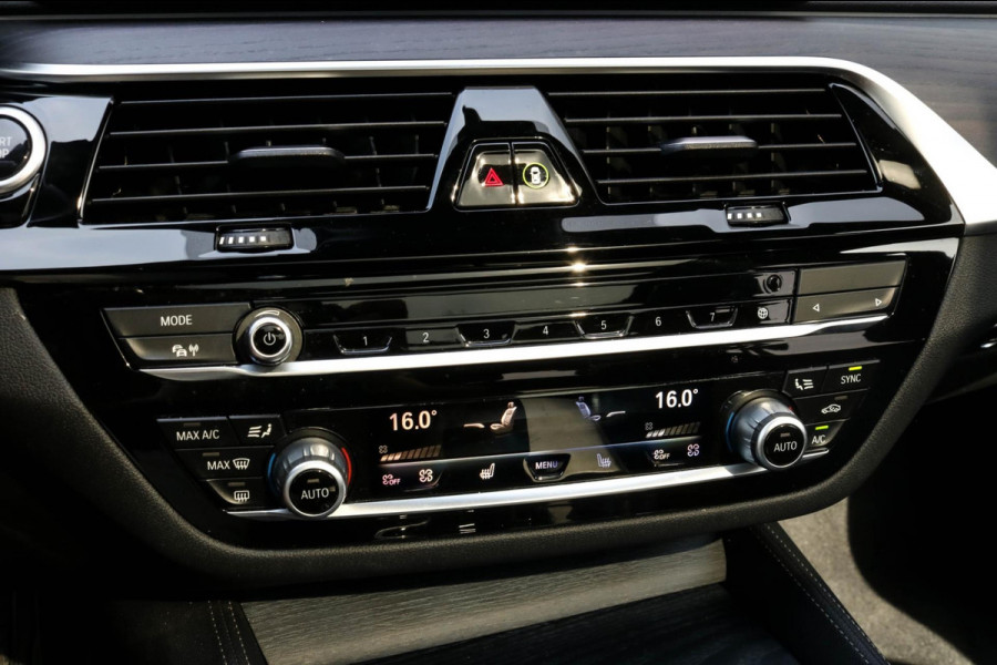 BMW 5 Serie Touring 530e xDrive M-SPORT - PANO - TREKHAAK - HARMAN - SOFTCLOSE