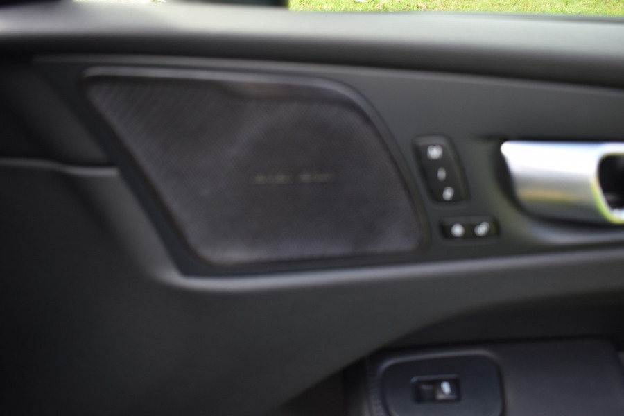 Volvo XC60 T8 455PK Plug-in hybrid AWD Ultra Dark Pano dak | Head Up Display | 360 Camera | ACC | Pilot Assist | Harman & Kardon | Key Less