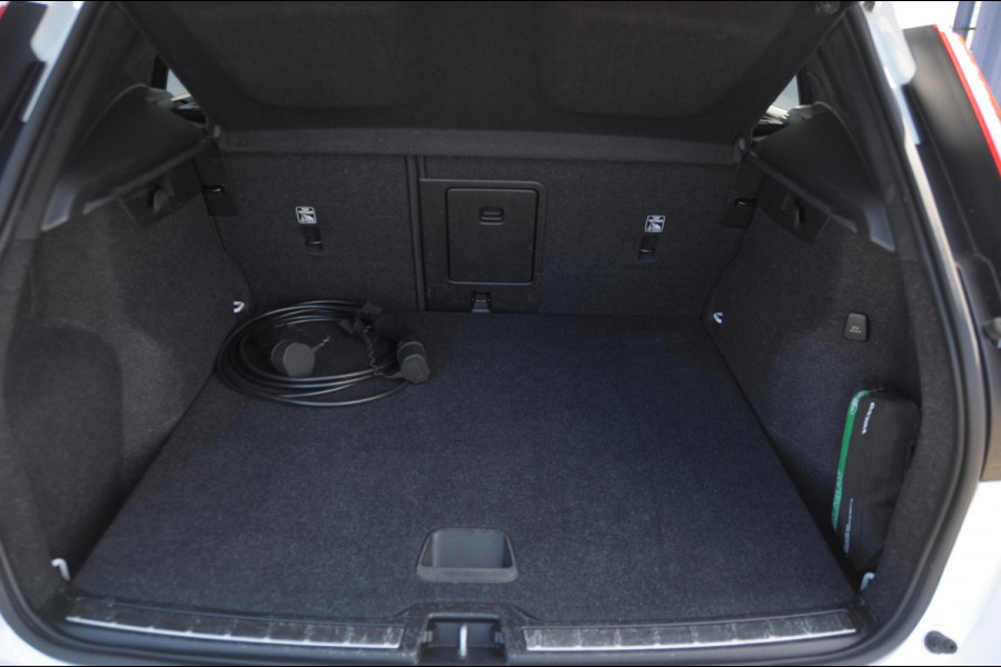 Volvo XC40 1.5 T4 Recharge Inscription / Adaptieve cruise control / BLIS / Lederen Bekleding / Elektrische stoel met geheugen / Parkeersenoren met camera / Elektrische achterklep / Apple carplay