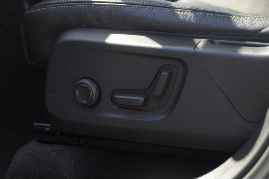 Volvo XC40 1.5 T4 Recharge Inscription / Adaptieve cruise control / BLIS / Lederen Bekleding / Elektrische stoel met geheugen / Parkeersenoren met camera / Elektrische achterklep / Apple carplay