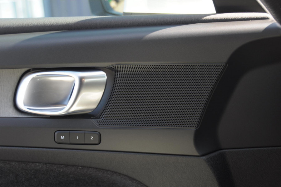 Volvo XC40 1.5 T4 Recharge Inscription / Adaptieve cruise control / BLIS / Lederen Bekleding / Elektrische stoel met geheugen / Parkeersenoren met camera / Elektrische achterklep / Apple carplay