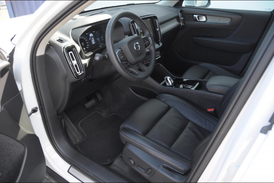 Volvo XC40 1.5 T4 Recharge Inscription / Adaptieve cruise control / BLIS / Lederen Bekleding / Elektrische stoel met geheugen / Parkeersenoren met camera / Elektrische achterklep / Apple carplay