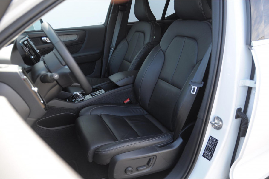 Volvo XC40 1.5 T4 Recharge Inscription / Adaptieve cruise control / BLIS / Lederen Bekleding / Elektrische stoel met geheugen / Parkeersenoren met camera / Elektrische achterklep / Apple carplay