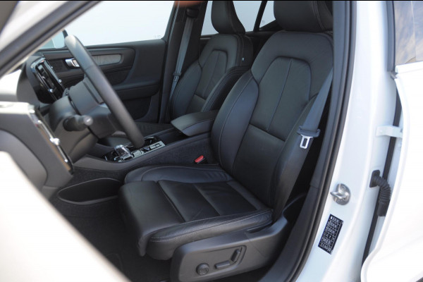 Volvo XC40 1.5 T4 Recharge Inscription / Adaptieve cruise control / BLIS / Lederen Bekleding / Elektrische stoel met geheugen / Parkeersenoren met camera / Elektrische achterklep / Apple carplay