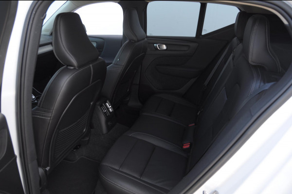 Volvo XC40 1.5 T4 Recharge Inscription / Adaptieve cruise control / BLIS / Lederen Bekleding / Elektrische stoel met geheugen / Parkeersenoren met camera / Elektrische achterklep / Apple carplay