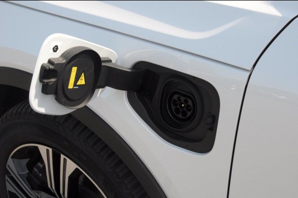 Volvo XC40 1.5 T4 Recharge Inscription / Adaptieve cruise control / BLIS / Lederen Bekleding / Elektrische stoel met geheugen / Parkeersenoren met camera / Elektrische achterklep / Apple carplay
