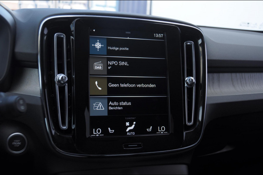 Volvo XC40 1.5 T4 Recharge Inscription / Adaptieve cruise control / BLIS / Lederen Bekleding / Elektrische stoel met geheugen / Parkeersenoren met camera / Elektrische achterklep / Apple carplay