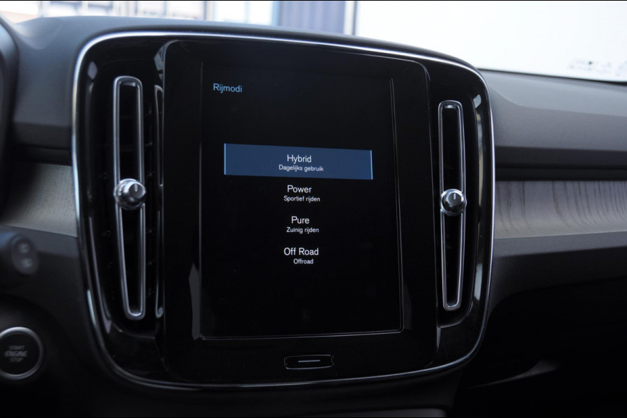 Volvo XC40 1.5 T4 Recharge Inscription / Adaptieve cruise control / BLIS / Lederen Bekleding / Elektrische stoel met geheugen / Parkeersenoren met camera / Elektrische achterklep / Apple carplay