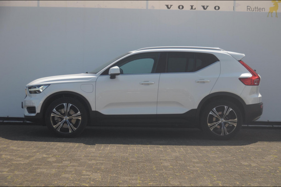 Volvo XC40 1.5 T4 Recharge Inscription / Adaptieve cruise control / BLIS / Lederen Bekleding / Elektrische stoel met geheugen / Parkeersenoren met camera / Elektrische achterklep / Apple carplay