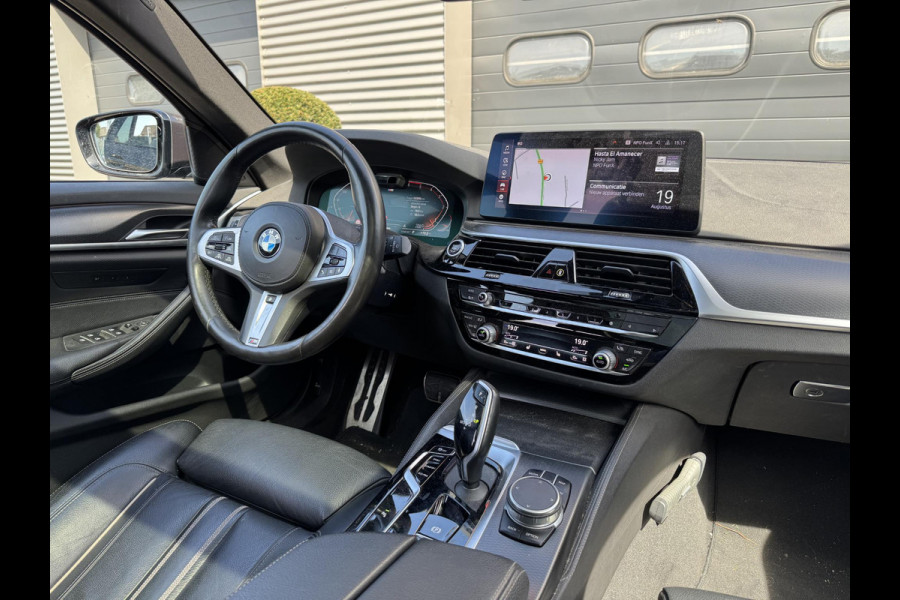 BMW 5 Serie Touring 540d xDrive High Executive M-Sport | Panoramadak | Camera | Head-Up Display | 20 Inch Lichtmetalen Velgen |