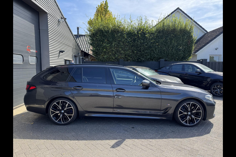 BMW 5 Serie Touring 540d xDrive High Executive M-Sport | Panoramadak | Camera | Head-Up Display | 20 Inch Lichtmetalen Velgen |