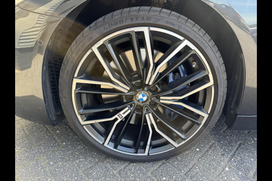 BMW 5 Serie Touring 540d xDrive High Executive M-Sport | Panoramadak | Camera | Head-Up Display | 20 Inch Lichtmetalen Velgen |