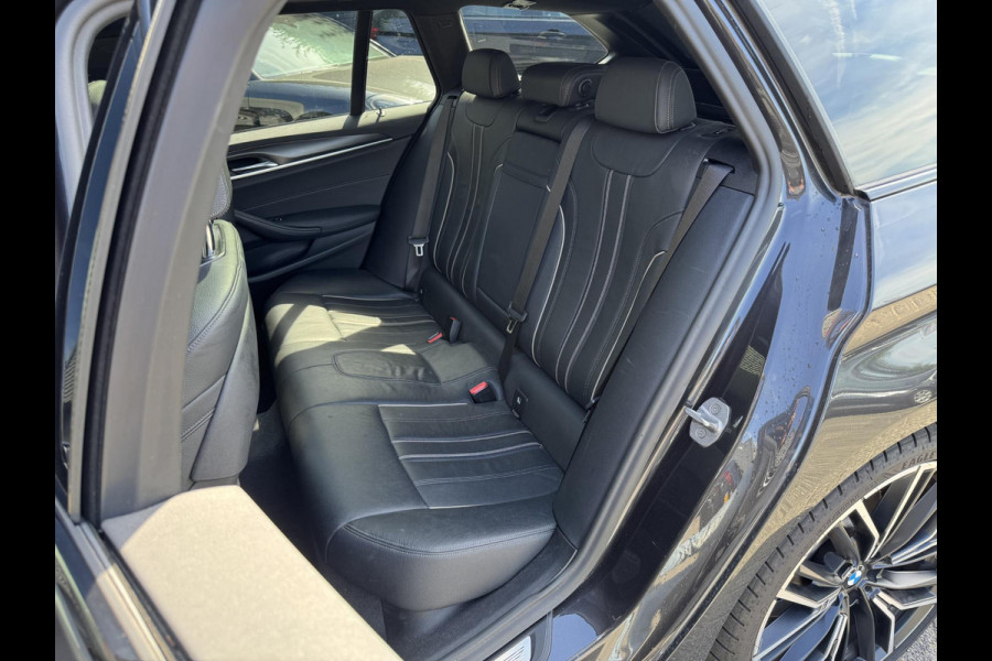 BMW 5 Serie Touring 540d xDrive High Executive M-Sport | Panoramadak | Camera | Head-Up Display | 20 Inch Lichtmetalen Velgen |