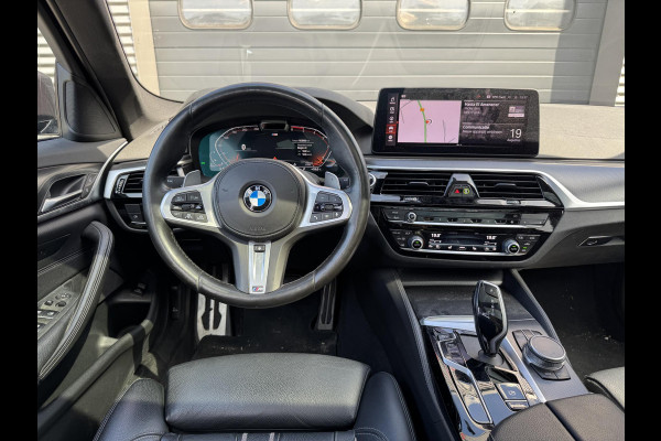BMW 5 Serie Touring 540d xDrive High Executive M-Sport | Panoramadak | Camera | Head-Up Display | 20 Inch Lichtmetalen Velgen |
