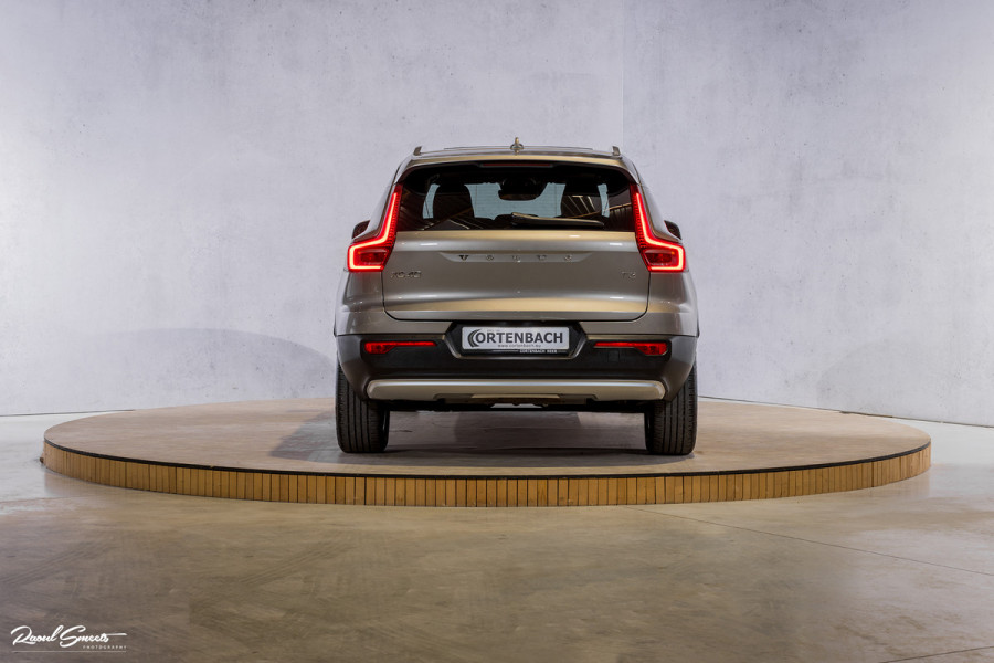 Volvo XC40 1.5 T3 Inscription | Adaptieve cruise | Panorama dak | Zwenkbare trekhaak | Harman Kardon |