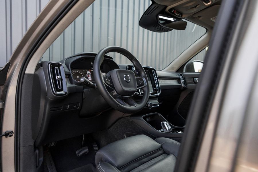 Volvo XC40 1.5 T3 Inscription | Adaptieve cruise | Panorama dak | Zwenkbare trekhaak | Harman Kardon |
