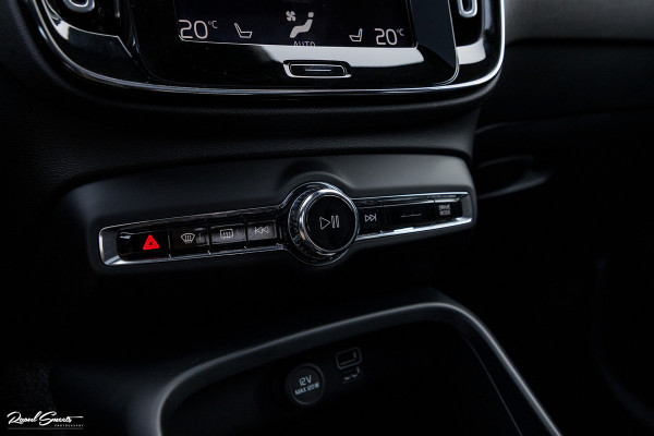 Volvo XC40 1.5 T3 Inscription | Adaptieve cruise | Panorama dak | Zwenkbare trekhaak | Harman Kardon |