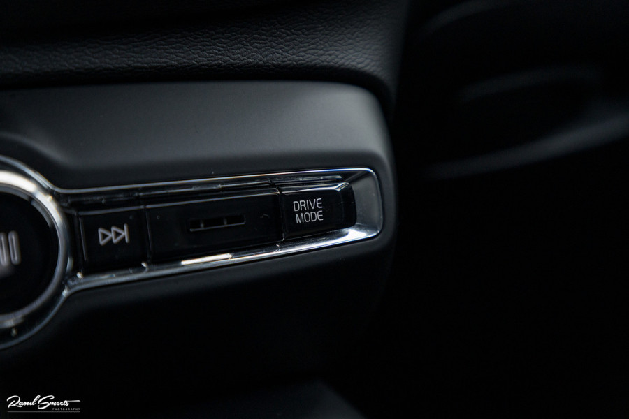 Volvo XC40 1.5 T3 Inscription | Adaptieve cruise | Panorama dak | Zwenkbare trekhaak | Harman Kardon |