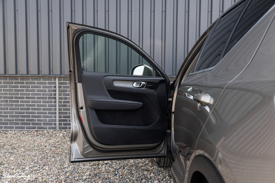 Volvo XC40 1.5 T3 Inscription | Adaptieve cruise | Panorama dak | Zwenkbare trekhaak | Harman Kardon |